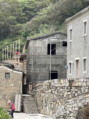 　傳統建築改建結構多以鋼筋混凝土取代，內部則因應需求採現代化設計。（圖／文：陳鵬雄）