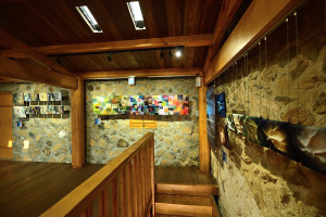 　纖維藝術創作者林美玲「已知．未知」個展，柔軟且色彩豐富的作品懸掛在傳統老屋裡，有意想不到的和諧效果，讓室內環境更顯溫馨且舒適。（圖／文：陳其敏）