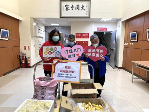 大同之家112年第1季期間陸續接獲來自各地各界的關懷與慰問,尤其感謝台電馬祖珠山分廠贈送長者關懷包及龍福旅行社愛心水果。(圖:連江縣大同之家)