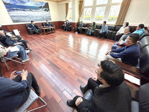 縣長王忠銘、副縣長陳冠人11日約見縣府團隊6位新進同仁,期許大家要有積極態度、專注用心,就能充分發揮所長。(圖/文:曹重偉)
