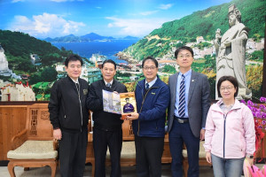 慕名馬祖,福建更生保護會董事長鄭銘謙(中)拜訪縣府,受到縣長王忠銘副縣長陳冠人熱情歡迎。(圖/文:曹重偉)