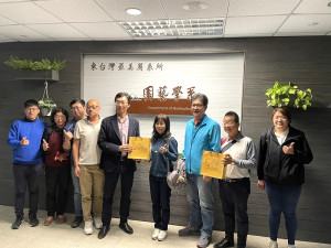 農糧署一行拜訪宜蘭大學園藝學系,該學系現階段已成功培育出健康馬祖野蔥種苗。(圖:產發處)