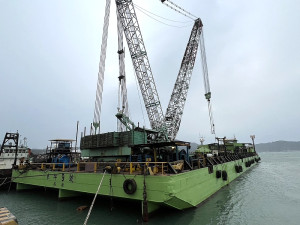 東丕營造東坪9號吊桿作業平台船12日抵達福澳港,待水下調查後即可進行榮邦3號沉船打撈。(圖/文:馮紹夫)