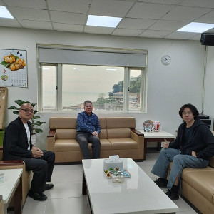 連江縣農會儲備植物醫師李雋智(右一)進駐馬祖,協助馬祖農友解決病蟲害、農藥使用,以及農業轉型等。(圖:連江縣農會)