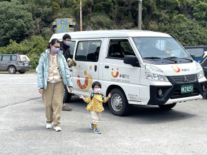 西莒幸福巴士自1月試營運至3月底,服務超過1200人次,讓鄉親覺得十分便利,廣受大家好評。(圖/文:宋幸儒)