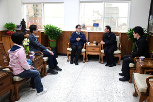 　慕名馬祖，福建更生保護會董事長鄭銘謙（中）拜訪縣府，受到縣長王忠銘、副縣長陳冠人熱情歡迎，雙方相談甚歡。（圖／文：曹重偉）