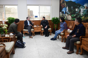 馬祖國際關注度持續提升,美國在臺協會經濟官 Patrick Boland前來拜訪,與縣長王忠銘就地緣政治及水電、通信等議題進行互動。(圖/文:曹重偉)