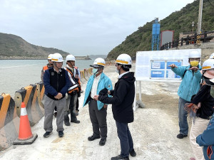 　后澳村民爭取塘后橋假設工程新增空地保留，工務處邀水利署一河局及地方民代現勘評估可行性。（圖／文：陳鵬雄）