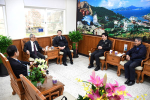 　離島特考箭在弦上！考試院考試委員吳新興、考選部長許舒翔專程來馬向縣長王忠銘、副縣長陳冠人、秘書長張龍德等說明規劃內容。（圖／文：曹重偉）