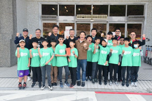 馬祖少年籃球聯隊出征,赴台參加2022第55屆全國少年籃球賽,縣長王忠銘、副縣長陳冠人、體育會理事長曹爾章等到場勉勵小選手。(圖/文:曹重偉)