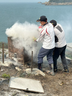 無人島鐵尖島燕鷗保護區14日下午疑似備用電池故障傳火警,產發處協調附近作業船隻立即登島滅火。(圖:漁民提供)