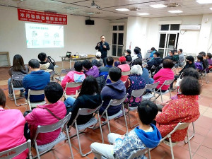 環資局辦理112年度水污染防治相關宣導會,邀請宜蘭大學環境工程學系邱求三教授主講水資源的永續應用,希望鄉親珍惜水資源。(圖/文:曹重偉)