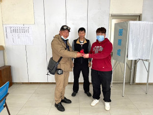 馬祖區漁會理事長鄭智新(左)請辭,14日召開臨時理事會,選出陳佳瑜(右)為新任理事長。(圖:縣府產發處)