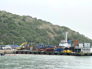 　大坵島聯外道路橋梁工程大批建材由平台工作船運抵北竿白沙，近期內要展開現場施工。（圖／文：陳鵬雄）