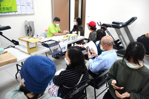　彰化基督教醫院義診在復興村活動中心登場，眼科醫師吳建昇、皮膚科醫師楊蕙如、耳鼻喉科醫師謝明妤、中醫科醫師李亞倫為鄉親服務。（圖／文：曹重偉）