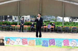 　衛福局上午在白馬王公園舉辦長照據點同樂會，縣長王忠銘到場致意，肯定各據點經營有成，讓老人家願意出門活動，在地健康老化。（圖／文：曹重偉）