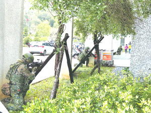 官兵於機場周邊運用地形建物實施隱蔽掩蔽。(圖:賴宴鋒)
