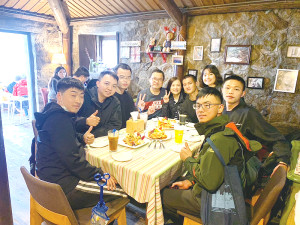 副連長陪同訓員及家屬一同用餐。(圖:簡慈儒)