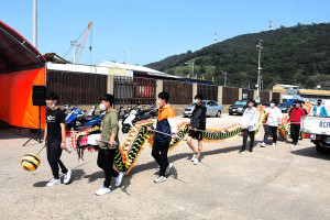 　新臺馬輪基隆港首航典禮，本報完成電子報現場直播，讓網友立即觀賞到珍貴畫面；今上午9時於南竿福澳港舉辦首航典禮，昨天下午彩排確定典禮流程，節目演出人員到場預演，精彩可期。（圖／文：曹重偉）