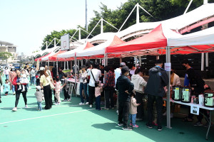 　媽媽寶寶運動大會市集福澳運動場熱力開跑，邀請縣內寶寶界明星老師帶親子們熱身，場邊有二手市集及美食攤位，親子共度歡樂週日。（圖／文：曹重偉）