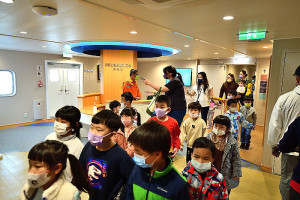 　新臺馬輪首航東引，吸引許多鄉親登輪參觀，對新船充滿新奇與期待。（圖／文：陳其敏）