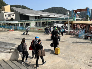 霧鎖馬祖,南北之星、南北之星2號17日雙開疏運,載客610人返台,疏解滯留人潮。(圖:港務處)