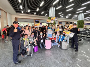　卡蹓馬祖跳島旅遊夯，縣警局道安團隊結合各鄉遊客服務中心、機場、港區等管理單位跨域合作，呼籲遊客減速慢行顧安全。（圖：連江縣警察局）
