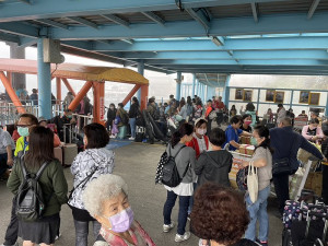 　南北竿封港停航，北竿白沙出現大批候船乘客。（圖／文：陳鵬雄）