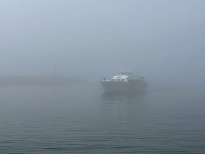 　春天馬祖易出現滯留海面平流霧，不僅影響空中交通，也對海上航安造成威脅。（圖／文：陳鵬雄）