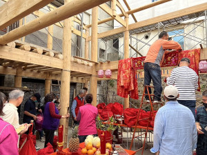 鐵板馮氏祖厝透過文化部老建築再生計畫重新修建,18日上梁大喜,旅台後代、在地親友紛紛祝賀,熱鬧滾滾。(圖/文:馮紹夫)