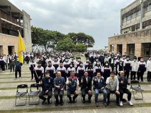 迎戰全中運,馬祖高中校長陳天賜18日為選手授旗,府會首長及貴賓出席觀禮為選手加油祝福。(圖/文:馮紹夫)
