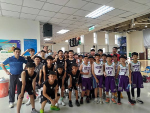 少年籃球聯隊結束全國少年籃球賽夢幻之旅,18日遭遇勁敵台北古亭,以17比44兩敗淘汰,兩隊交手後變成好朋友,賽後合影留念。(圖:體育會籃委會)