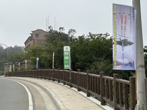 112年民安9號演習將於20日下午1時30分正式登場,應變中心近日加強宣傳,在演練場地及重要路口,都可看到一整排的關東旗幟。(圖/文:曹重偉)