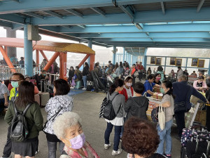 　罕見濃霧打亂南北竿交通，18日上午白沙排隊搭船人龍從浮動碼頭一直到風雨走廊盡頭。（圖／文：陳鵬雄）
