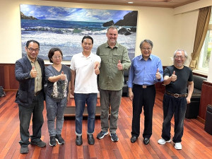 　連江縣縣長王忠銘、秘書長張龍德、國際暗空協會執行長Ruskin Hartley（右3）與台灣暗空協會會長林正修（左1）等人合照。（圖：台灣暗空協會）