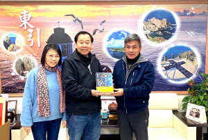 　連江縣議會議長張永江贈送200本《我的東引．你的小島》給東引鄉公所，讓喜愛或想要把《我的東引．你的小島》轉送給親朋好友的鄉親，可以直接到鄉公所索取。（圖：東引鄉公所）