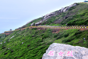 　東引「一線天」景點設施改善工程告一段落，進出道路寬度與停車空間面積增大外，並加建休憩觀景涼亭一座。（圖／文：陳其敏）