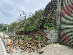 　不敵大雨侵襲，東莒中興路段擋土牆倒塌。（圖／文：蔡夢玲）