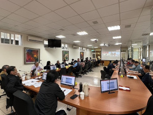 連江縣112年智慧城市推動委員會21日舉辦會議,各單位說明計畫執行狀況並透過視訊與海洋大學副校長莊季高討論。(圖/文:馮紹夫)