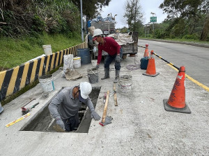 　北竿地區下坡危險路段寬頻管路手孔蓋進行鋪面止滑改善。（圖／文：陳鵬雄）