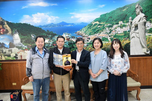 　關心社安網及長照推行，政務委員林萬億拜訪縣長王忠銘、議長張永江，就地區推動面臨問題交換意見，之後至鐵板關懷據點參訪。（圖／文：曹重偉）