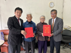 南竿鄉介壽村陳淑金女士今年86歲生日,副縣長陳冠人、鄉長林志東登門祝賀,獻上生日賀禮喜氣洋洋。(圖/文:曹重偉)