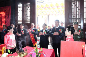 　馬祖北極玄天宮宗教發展協會舉辦玄天上帝聖誕萬壽慶典，東引白馬尊王、白王爺兩廟共襄盛舉，祭祀典禮由縣長王忠銘主祭，莊嚴隆重。（圖／文：曹重偉）