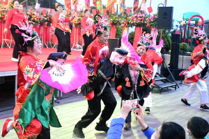 　玄天上帝聖誕萬壽食福餐宴，縣長王忠銘、立委陳雪生、議長張永江、會長陳志國與來賓切下蛋糕；席間表演節目，氣氛火熱。（圖／文：曹重偉）