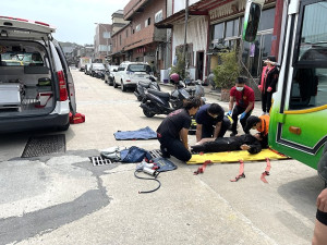 　塘岐機場前道路22日下午發生計程車與機車擦撞意外，機車騎士右腿多處骨折，後送台北治療。（圖／文：陳鵬雄）