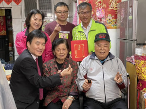 南竿介壽村陳圭利老先生95大壽,縣府由副縣長陳冠人代表,會同鄉長林志東登門祝壽 。(圖/文:曹重偉)