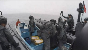 大陸船舢舨越界載運漁獲,馬祖海巡強勢攔檢阻止,將依兩岸人民關係條例、入出國移民法及海關緝私條例擴大偵辦。(圖:馬祖海巡隊)