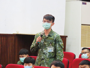 官兵針對理財規劃實施提問。(圖:陳凱煜)