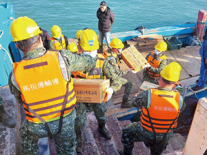 官兵將物資搬運至貨船實施轉運。(圖:簡慈儒)