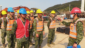 運輸連副連長下達安全規定。(圖:簡慈儒)
